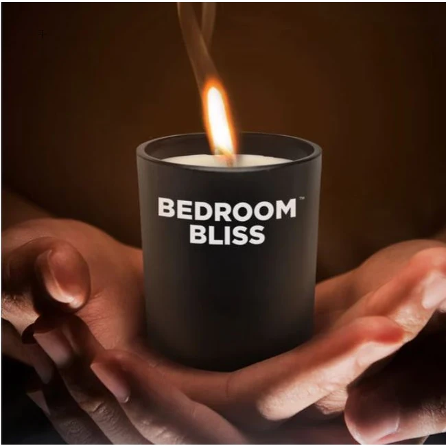 Bedroom Bliss Lovers Massage Candle Vanilla - Shape & Texture