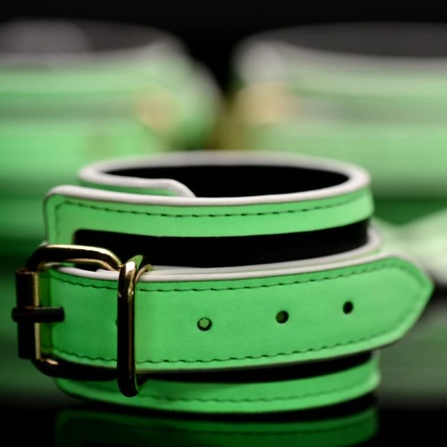 Master Series Kink in the Glowing Hog Tie Set - Design and Materials